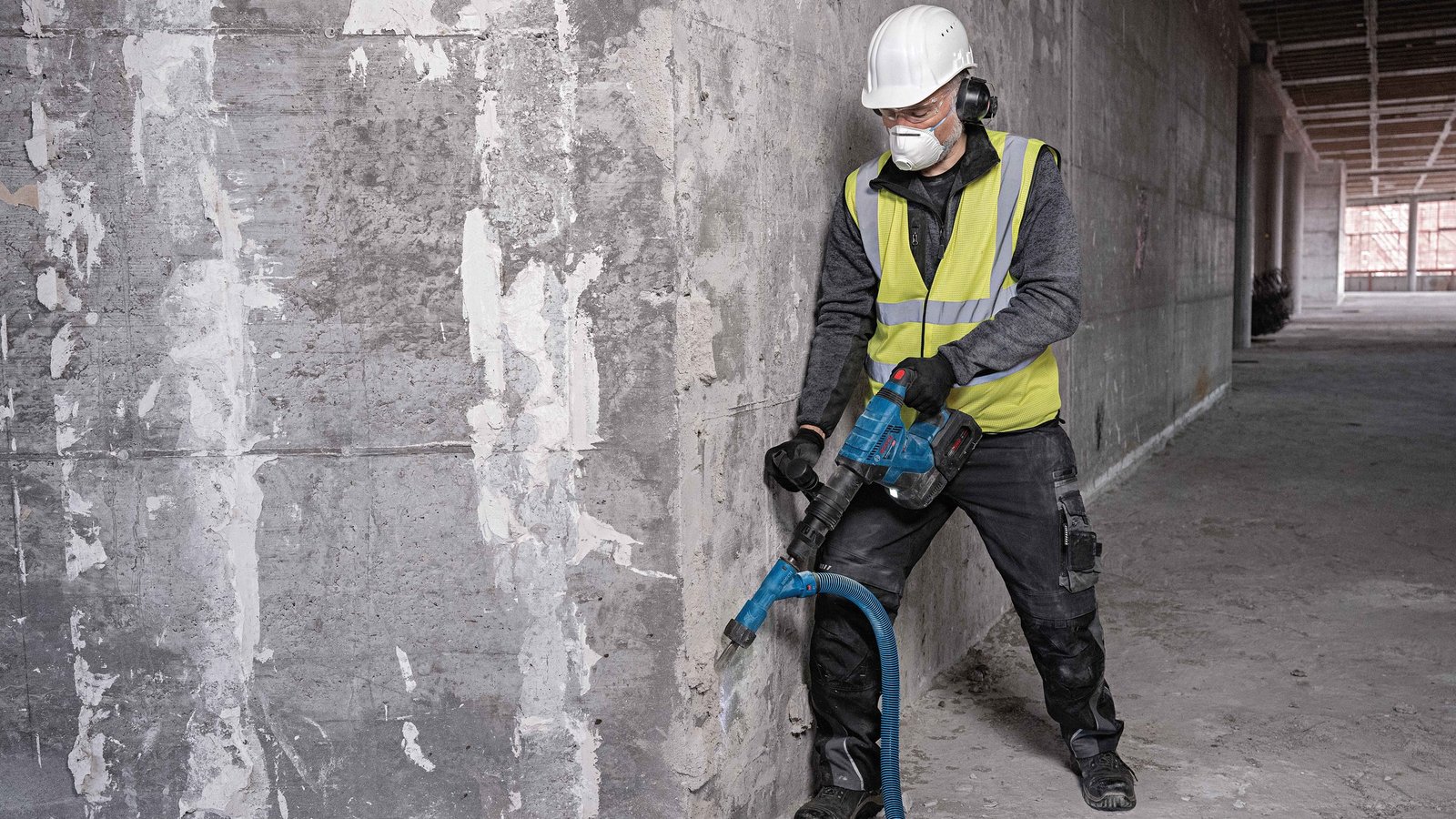 Şantiyede akülü kırıcı ile beton kıran usta